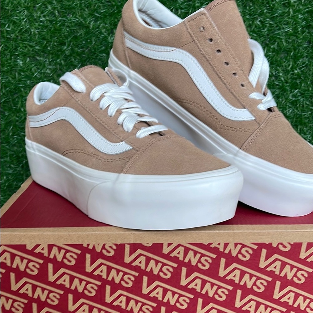 Vans WMNS Old Skool Stacked  Soft Suede Burro/True White 
VN0A7Q5MB69
Platforms - Picture 4 of 16